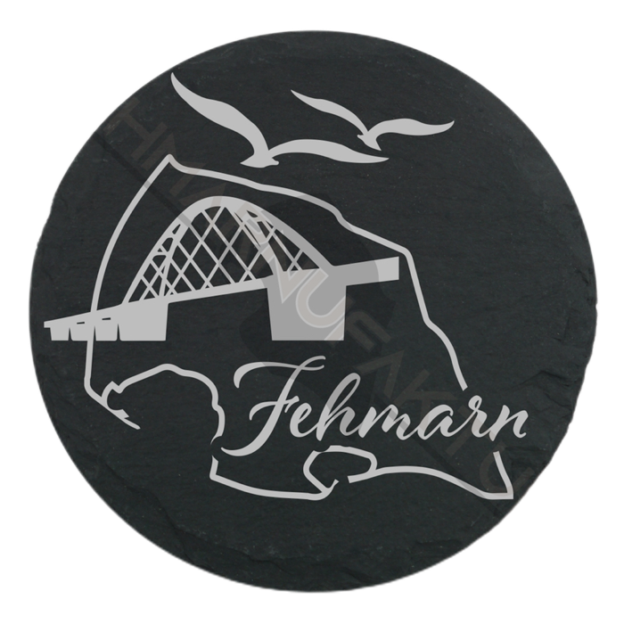 Runder Untersetzer mit 10 Zentimeter Durchmesser mit der Gravur einer Fehmarn Collage mit der Inselsilhouette von Fehmarn und der Fehmarnsundbrücke