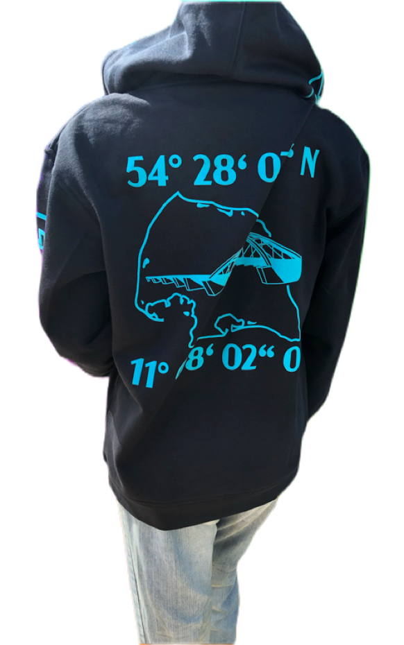Fehmarn Hoodie mit Rückenaufdruck aus Flock mit den Koordinaten der Insel und der Fehmarnsundbrücke sowie der Insel.